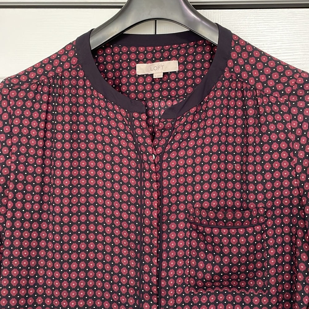 EUC LOFT button down blouse. XL. Burgundy/ navy blue pattern. Hidden buttons